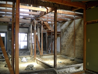 大規模リフォーム 施工中:壁の取り壊し|(有)山口工務店